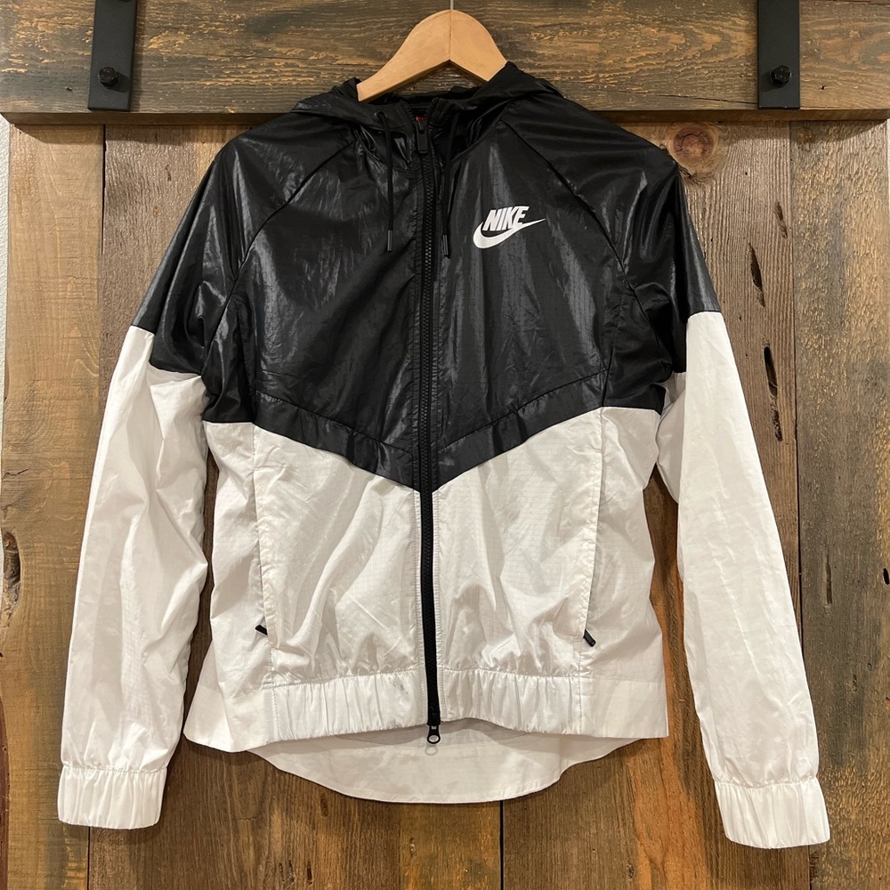 Nike Women’s Black & White Windbreaker Jacket Small
